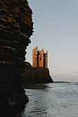 Burgruine am Rande einer Klippe über dem Meer, Keiss, Schottische Highlands, Schottland