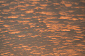 Vollbildansicht Wolken im ruhigen Sonnenuntergangshimmel, Assynt, Sutherland, Schottland