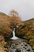 Idyllischer Wasserfall in einsamer Herbstlandschaft, Assynt, Sutherland, Schottland