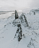 Blick auf eine schneebedeckte Felsformation in den Bergen, Old Man of Storr, Isle of Skye, Schottland