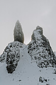 Schneebedeckte Felsformation im Gebirge, Old Man of Storr, Isle of Skye, Schottland