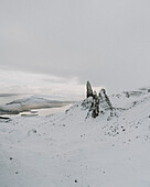 Schneebedeckte Bergfelsformation, Old Man of Storr, Isle of Skye, Schottland