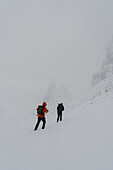 Wanderer besteigen schneebedeckten Berg, Old Man of Storr, Isle of Skye, Schottland