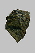 Nahaufnahme grüner madagassischer Eldarir Stein auf grauem Hintergrund