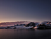 Blick auf schneebedeckten majestätischen Berg in der Abenddämmerung, Antarktische Halbinsel, Weddellmeer, Antarktis