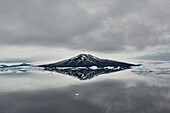 Wolken über majestätischem Berg und ruhigem Ozean, Antarktische Halbinsel, Weddellmeer, Antarktis