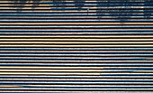Luftaufnahme von Polyethylentunneln in Reihen auf einem sonnigen Feld, Darmstadt, Deutschland