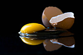 Zerbrochenes Ei auf schwarzem Hintergrund