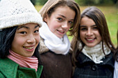 Portrait von Teenager-Mädchen im Park