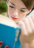 Nahaufnahme eines Mädchens im Teenageralter beim Lesen eines Buches