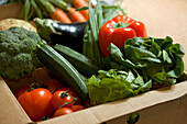 Nahaufnahme einer Kiste mit Bio-Gemüse
