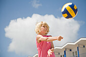 Blonder Junge spielt Volleyball