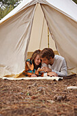 Junges Paar liegend in einem Zelteingang