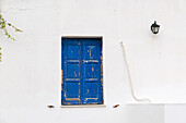 Blaues Fenster mit Fensterläden, Serifos, Griechenland