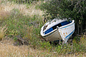 Verwittertes Boot auf einem Feld, Sarifos, Griechenland