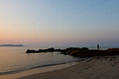 Strandszene bei Sonnenuntergang, Goa, Indien
