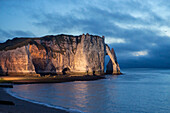 Kreidefelsen und Strand in der Abenddämmerung, Etretat, Normandie, Frankreich