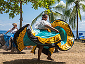 Eine Gruppe junger costaricanischer Tänzer in traditioneller Kleidung tritt am Playa Blanca auf, El Golfito, Costa Rica, Mittelamerika