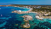 Luftaufnahme des türkisfarbenen Wassers und des weißen Sandstrandes des Pujols-Strandes, Formentera, Balearen, Spanien, Mittelmeer, Europa