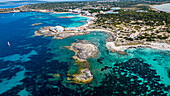 Luftaufnahme des türkisfarbenen Wassers und des weißen Sandstrandes des Pujols-Strandes, Formentera, Balearen, Spanien, Mittelmeer, Europa
