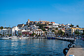 Die Altstadt von Ibiza mit ihrer Burg vom Hafen aus gesehen, UNESCO-Weltkulturerbe, Ibiza, Balearen, Spanien, Mittelmeer, Europa