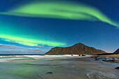 Aurora Borealis (Nordlicht) über dem gefrorenen Skagsanden Strand, Ramberg, Lofoten Inseln, Nordland, Norwegen, Skandinavien, Europa