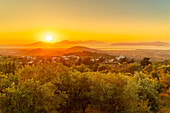 Blick auf die Insel Kos und die griechisch-orthodoxe Kirche von Zia Sunset View bei Sonnenuntergang, Zia Village, Kos Stadt, Kos, Dodekanes, Griechische Inseln, Griechenland, Europa