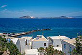 Blick auf Dächer und das Meer in der Stadt Mandraki, Mandraki, Nisyros, Dodekanes, Griechische Inseln, Griechenland, Europa