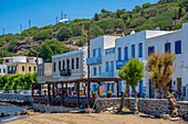 Blick auf den kleinen Strand und die Geschäfte in der Stadt Mandraki, Mandraki, Nisyros, Dodekanes, Griechische Inseln, Griechenland, Europa