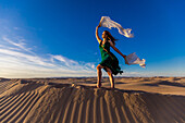 Ätherische Frau in den Imperial Sand Dunes, Kalifornien, Vereinigte Staaten von Amerika, Nordamerika