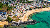 Luftaufnahme des Dorfes San Antonio de Pale und des Strandes Palmar, Insel Annobon, Äquatorialguinea, Afrika