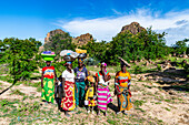 Kapsiki-Frauen kommen von den Feldern zurück, Rhumsiki, Mandara-Gebirge, Provinz Far North, Kamerun, Afrika