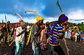 Kapsiki-Stammesangehörige üben einen traditionellen Tanz, Rhumsiki, Mandara-Gebirge, Provinz Far North, Kamerun, Afrika