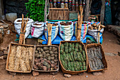 Einheimische Wurzeln und Blätter, traditioneller Medizinmarkt, Garoua, Nordkamerun, Afrika