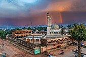 Regenbogen über der Lamido-Großmoschee, Ngaoundere, Adamawa-Region, Nordkamerun, Afrika