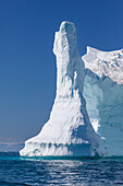 Riesiger Eisberg aus dem nahegelegenen Ilulissat Eisfjord schwimmt in der Nähe von Ilulissat, früher Jakobshavn, Westgrönland, Polargebiete