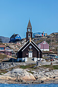 Ein Blick auf die bunte Stadt Ilulissat, ehemals Jakobshavn, Westgrönland, Polarregionen