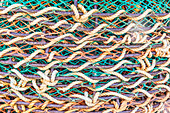Gestapelte Krabbenfallen auf dem Dock in Sisimiut, Westgrönland, Polargebiete