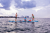 Paddleboarding vor Miami Beach, Florida, Vereinigte Staaten von Amerika, Nordamerika