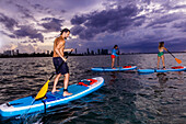 Paddleboarding vor Miami Beach, Florida, Vereinigte Staaten von Amerika, Nordamerika