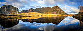 Panorama von Bergen, die sich im ruhigen Wasser eines Fjords in der Morgendämmerung spiegeln, A i Lofoten, Moskenes, Lofoten-Inseln, Nordland, Norwegen, Skandinavien, Europa