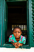 Junge Schulkinder schauen aus einem Fenster, Ciudad de la Paz, Rio Muni, Äquatorialguinea, Afrika