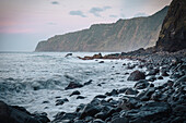 Felsenufer des Porto de Pescas da Achada auf der Insel Sao Miguel, Azoren, Portugal, Atlantik, Europa