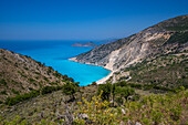 Blick auf Myrtos Beach, Küste, Meer und Hügel bei Agkonas, Kefalonia, Ionische Inseln, Griechische Inseln, Griechenland, Europa