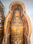 Blick auf die Überreste eines altägyptischen Sarkophags, ausgestellt im Ägyptischen Museum, Kairo, Ägypten, Nordafrika, Afrika