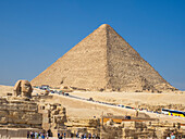 Touristen besuchen die Große Sphinx und die Pyramide im Gizeh-Komplex, UNESCO-Weltkulturerbe, Gizeh, außerhalb Kairos, Ägypten, Nordafrika, Afrika