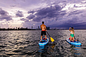 Paddle Boarding am Miami Beach, Miami, Florida, Vereinigte Staaten von Amerika, Nordamerika