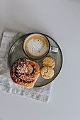 Kaffee mit frisch gebackenen Keksen und Gebäck