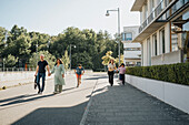 Familie macht gemeinsamen Spaziergang bei schönem Sommerwetter