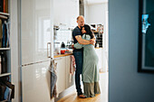 Verliebtes Paar umarmt sich in der Küche